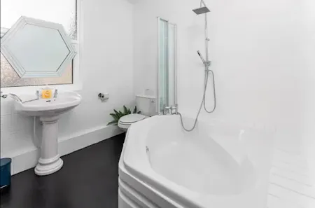 Stanley House 4 bedroom sleeps 10 5 mins to city
