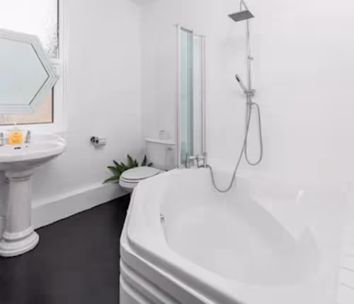 Stanley House 4 bedroom sleeps 10 5 mins to city