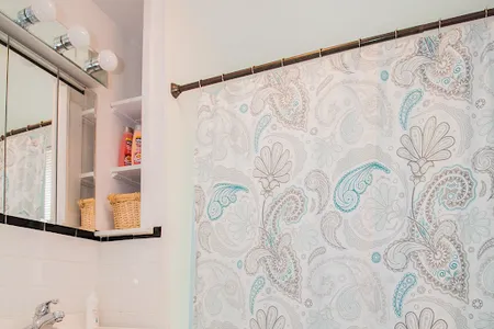 Sunny, Private, Furnished 1 Bed Condo with Porch