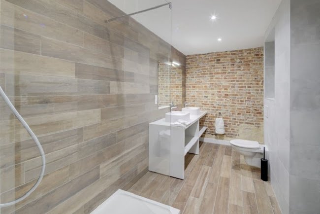 EXPANSIVE SKYLIGHTS-A 4 BEDROOM MONTROGUEIL LUXURY