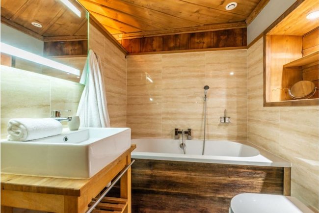 TRADITIONAL LUXURY ALPINE CHALET IN MORZINE