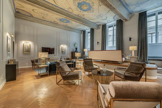 LUXURY UNFOLDS AT !RENAISSANCE PALACE-MICHELANGELO