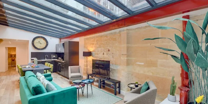 EXPANSIVE SKYLIGHTS-A 4 BEDROOM MONTROGUEIL LUXURY