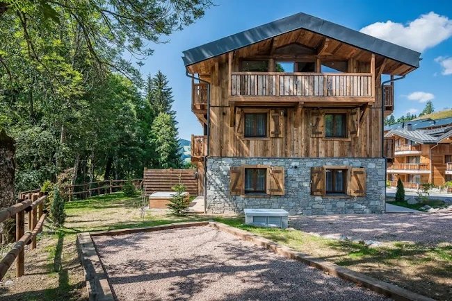 ENCHANTING CHALET WITH JACUZZI IN LES GETS