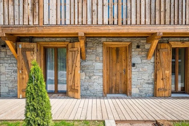 ENCHANTING CHALET WITH JACUZZI IN LES GETS