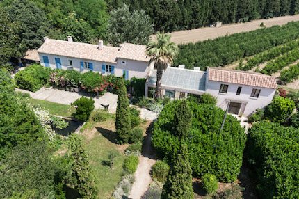An Artsy and Elegant Villa Retreat in Tarascon