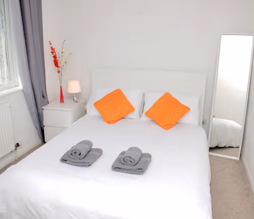 Double bed bedroom at 1 Frobisher Garden