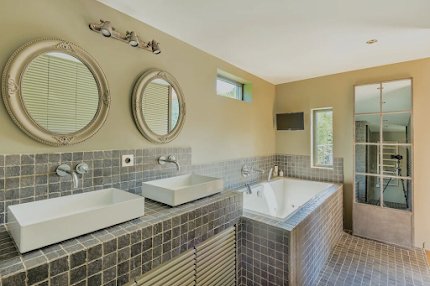 A GRAND LUXURY IN NEUILLY ON THE BACKDROP OF RIVERSIDE GREENRYOF ILE DE PUTEAUX