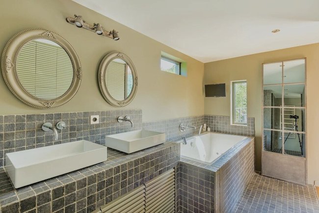 A GRAND LUXURY IN NEUILLY ON THE BACKDROP OF RIVERSIDE GREENRYOF ILE DE PUTEAUX