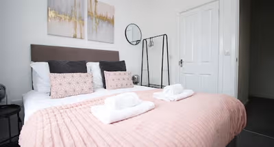 Barry Bliss: 2 Bedroom Flat with Parking