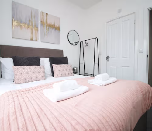 Barry Bliss: 2 Bedroom Flat with Parking