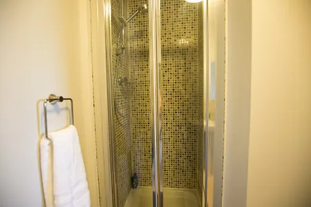 Cosy 3 Bedroom 3 Bathroom House with Free Parking, Garden and Smart TV with Netflix by Yoko Property