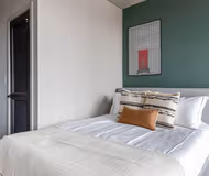King sized bedroom at West Washington Boulevard #W709 Serviced Apartment, West Loop