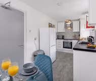 Heyes House- Sleeps 7, free parking, mins from LFC