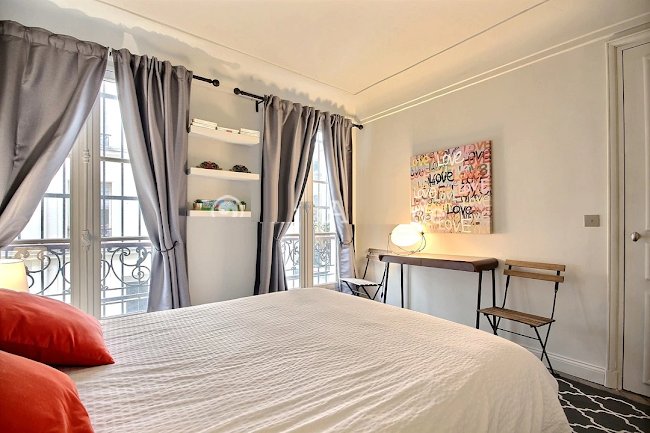 MODERN ARTWORK IN SAINT GERMAIN