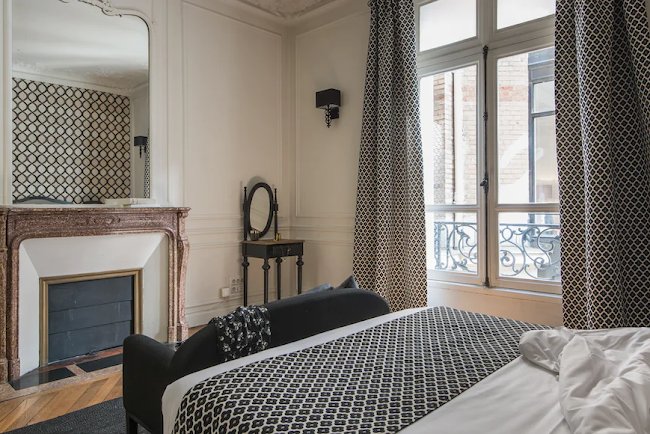 AN ELEGANT SPACE OF 160M2 IN CHAMPS ELYSEES