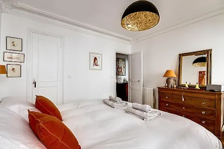 DISCOVER PARIS IN MOST UPSCALE NEIGHBORHOOD PASSY
