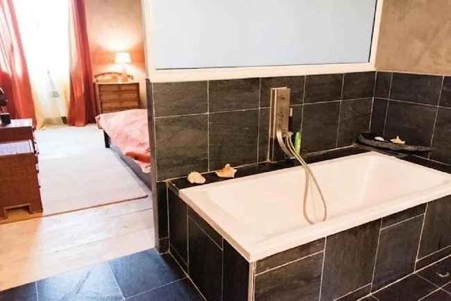 An Artsy and Elegant Villa Retreat in Tarascon