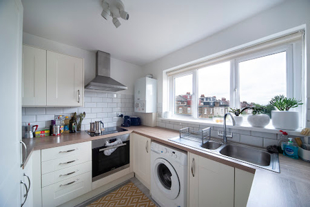 Fully equipped kitchen at Wightman Rd - Harringay Ladder