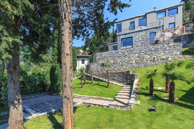 ULTRA MODERN LUXURY RETREAT ON THE FIRST LINE OF LAKE COMO!