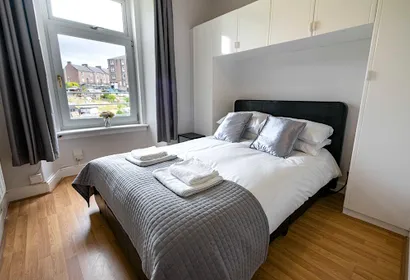 Bright, Modern West-End Apartment