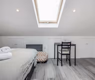 Deluxe Apartment - 7 mins drive to City Centre - Free Parking, Fast Wi-Fi and Smart TV with Sky TV and Netflix