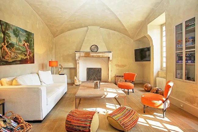 Luxurious Villa Perched at the foot of Grand Luberon