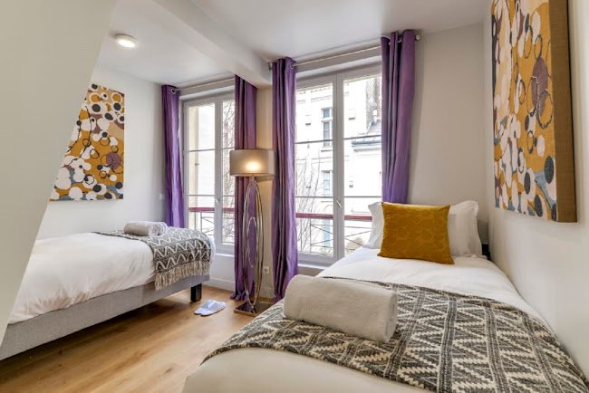 330M2 5 BEDROOM SENSATIONAL FAMILY VILLA IN MONTROGUEIL