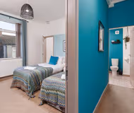5 Bedroom sleeps 10, free parking, 4 bathrooms
