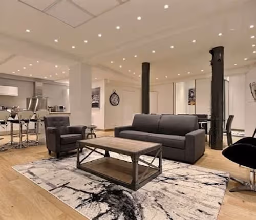 A Shimmering ST Germain Jewel On The Banks of Seine-Quai Des Grands Augustins