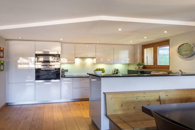 A SUN LIT CHALET APARTMENT IN THE SKI RESORT OF VERBIER