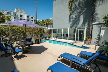 N Crescent Dr Apartment