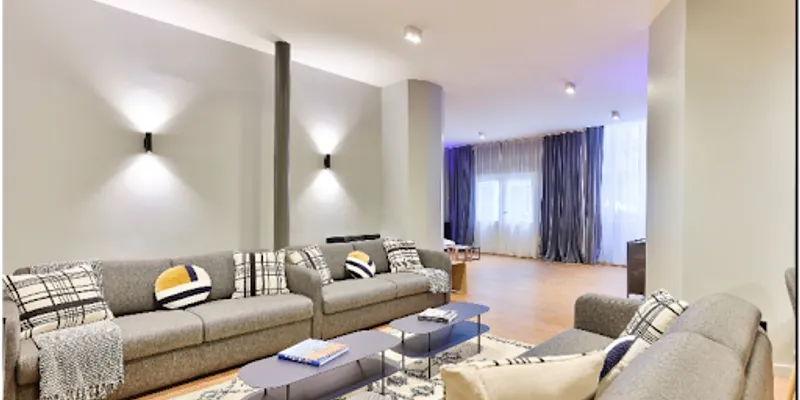 118M2 IN CHAMPS ELYSEES - RUE DE PONTHIEU