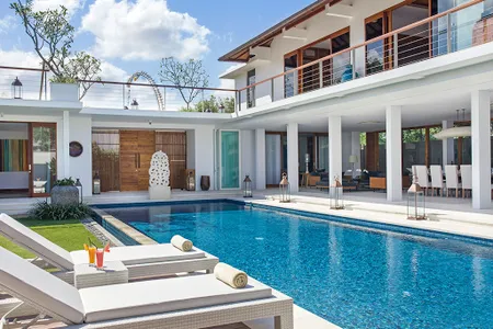 An Exquisite and Stylish Cendrawasih Villa