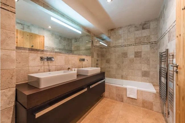 OVERLOOKING THE RELENTLESSLY BREATHTAKING VIEW-LUXURY CHALET IN MORZINE