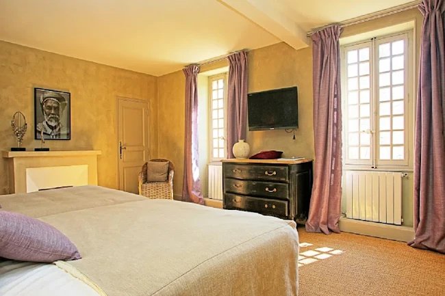 Luxurious Villa Perched at the foot of Grand Luberon