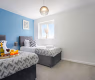 Detached House - Close to City Centre - Free Parking, Fast Wifi, Private Garden and Smart TV with Netflix