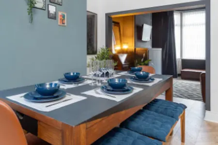Stanley House 4 bedroom sleeps 10 5 mins to city