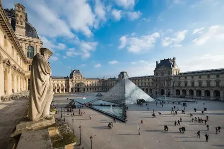 WATCH THE MAGIC OF HISTORY UNFOLD -  LA LOUVRE