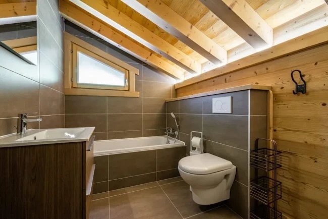 CHARMING CHALET WITH HOT TUB IN MORZINE