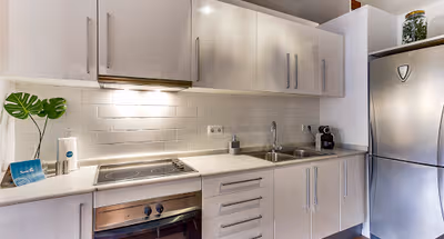 Full kitchen at Ausias Marc