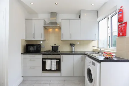 03 Bedroom Hillingdon House in Uxbridge