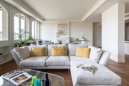 CONTEMPORARY ABODE OVER RIVER ARNO-STUNNING VIEWS
