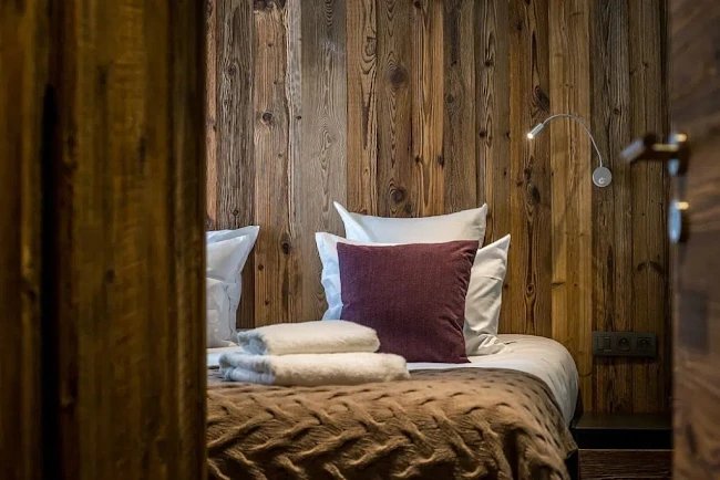 ENCHANTING CHALET WITH JACUZZI IN LES GETS